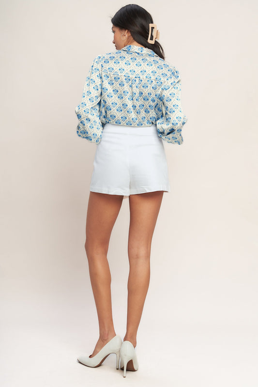 The details make it woven white skort with buttons