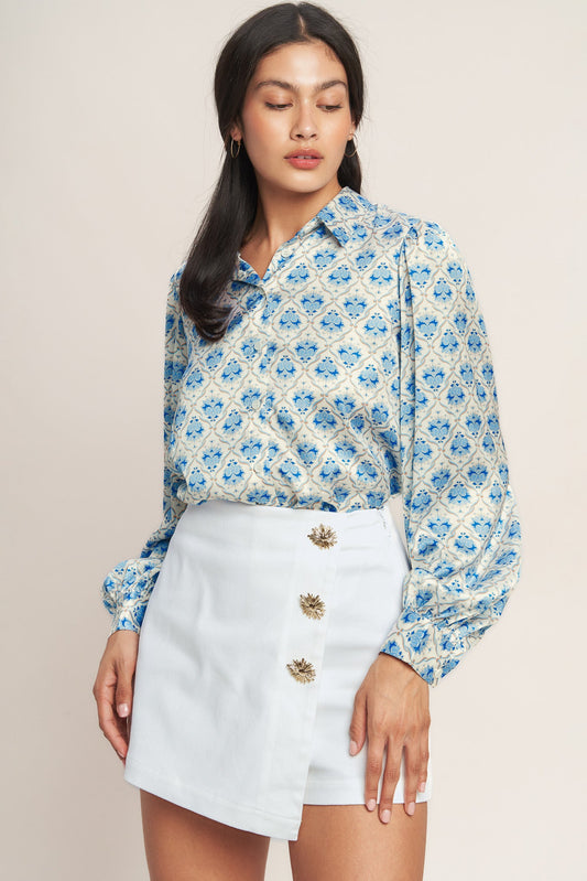 The details make it woven white skort with buttons